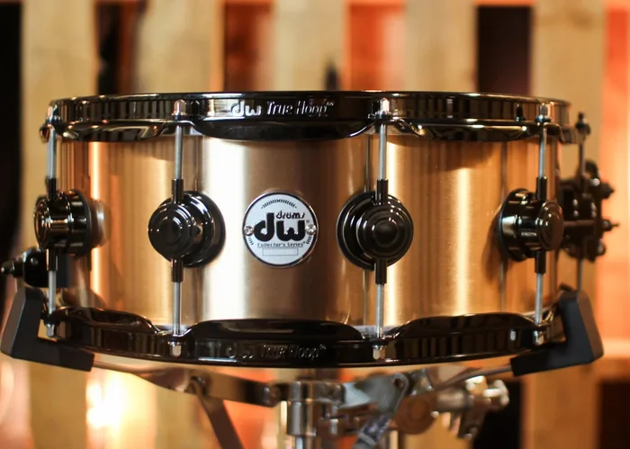 DW 5.5×14 Collector’s 3mm Brushed Bell Bronze Snare Drum w/ Black Nickel Hardware – DRVZ5514SVN